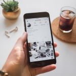 Optimiser sa présence sur Instagram | Téléphone mobile avec un profil Instagram affiché dessus