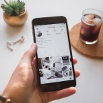 Optimiser sa présence sur Instagram | Téléphone mobile avec un profil Instagram affiché dessus