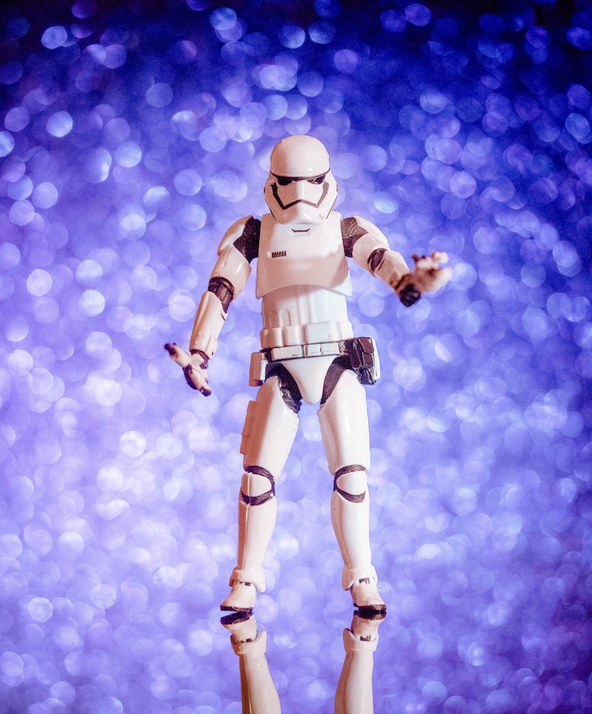 Tirer avantage - Figurine de Stormtrooper de Star Wars sur un fond violacé