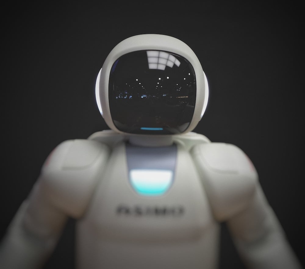 Haut de corps et tête de robot sur fond noir