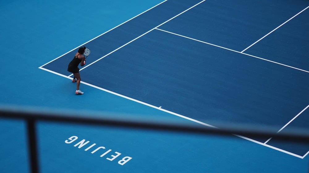 Joueuse de tennis sur un terrain bleu inscrit Beijing (analyse de données)