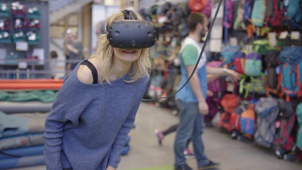 Femme portant un masque de réalité virtuelle qui fait face à la caméra (nouvelles technologies)