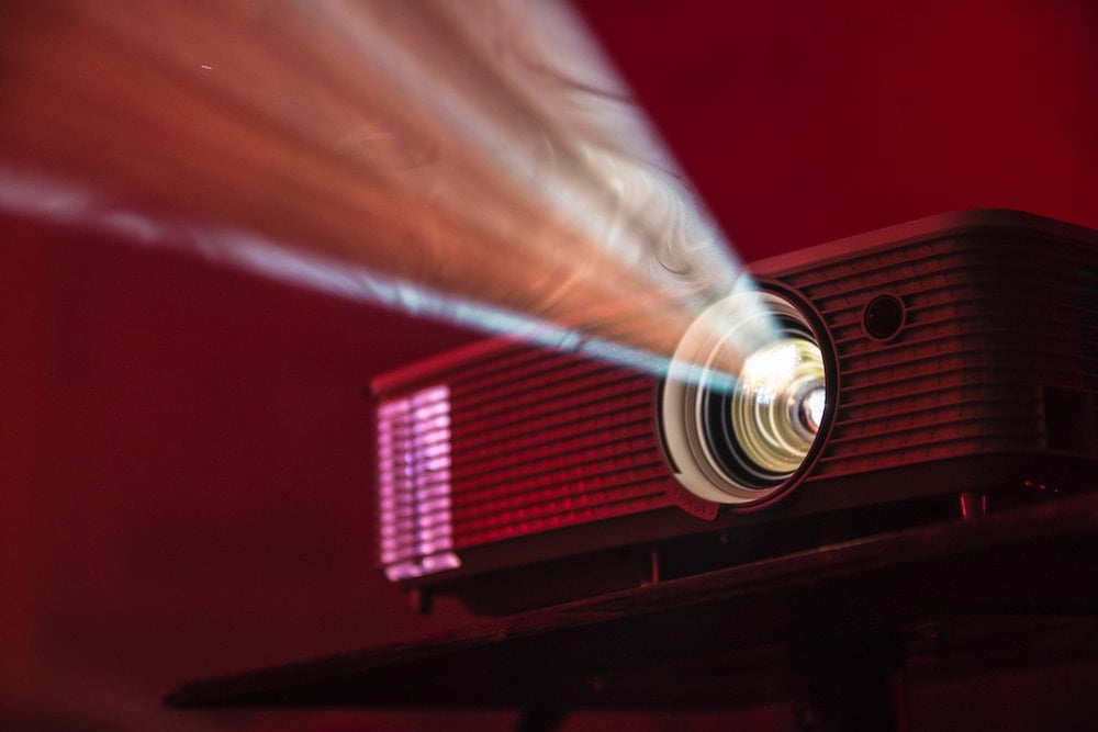 Projecteur qui diffuse une lumière à travers sa lentille (auditoire)