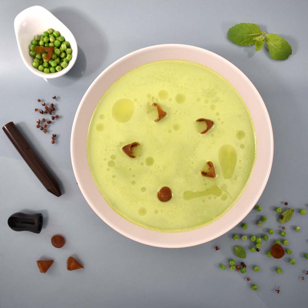 Soupe verte dans un bol entourée d'épices (OCNI Factory)