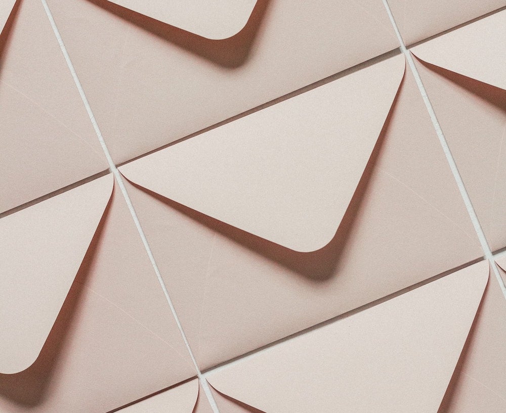 plateformes d'envoi - Enveloppes rosées alignées placées en mosaïque 