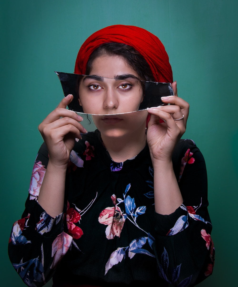 Partie 3 - Femme avec un miroir qui reflète un visage devant son propre visage