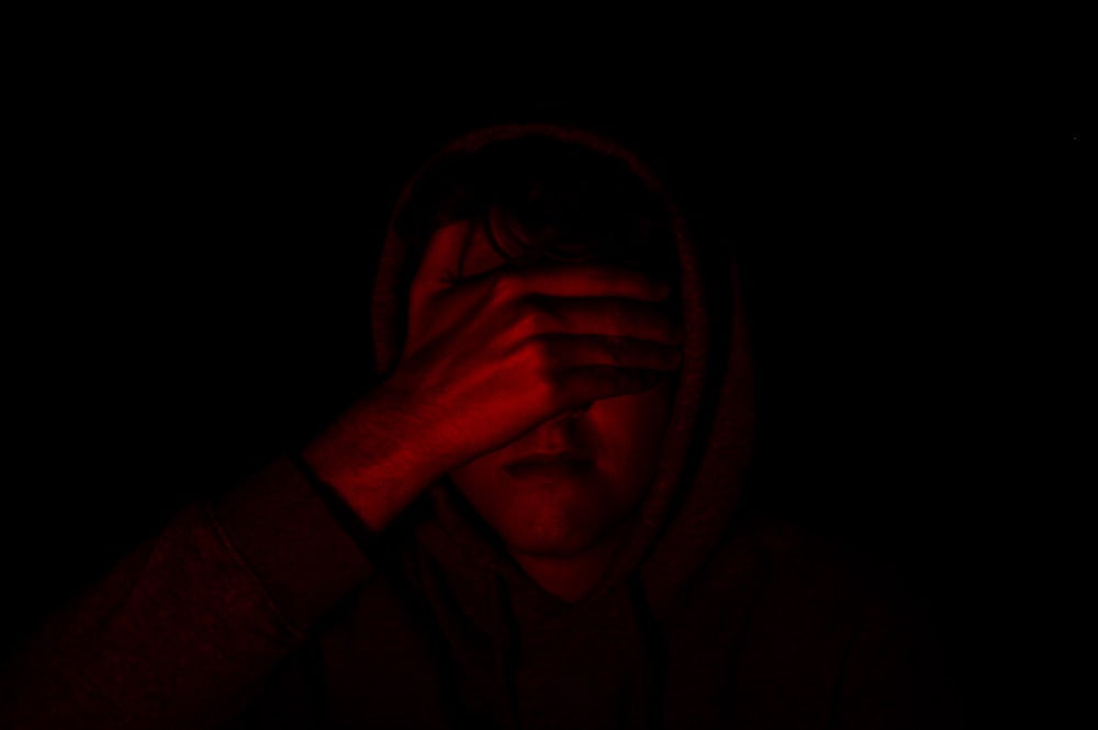 Partie 2 - Homme avec sa main qui cache ses yeux
